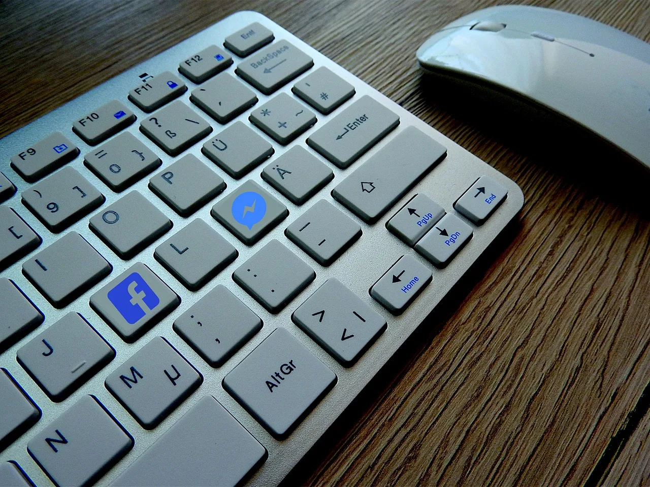 keyboard, facebook, media, social media, message, like, messenger, merceting, messages, private, mouse. Bill 96 social media requirements in Quebec